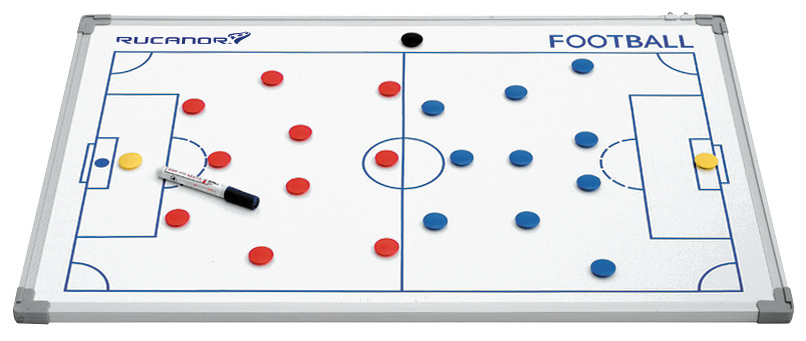 Fußball-Taktiktafel mit roten und blauen Magneten sowie einem Stift