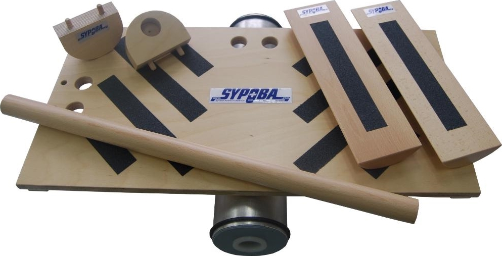 Ein komplettes Sypoba Balanceboard Set, bestehend aus einem Balanceboard, zwei Holzrollen und zusätzlichen Holzzubehörteilen, zur Verbesserung von Gleichgewicht und Koordination.