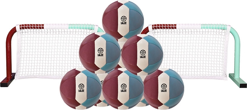 Zwei Mini-Fußballtore mit acht bunten Bällen davor gestapelt