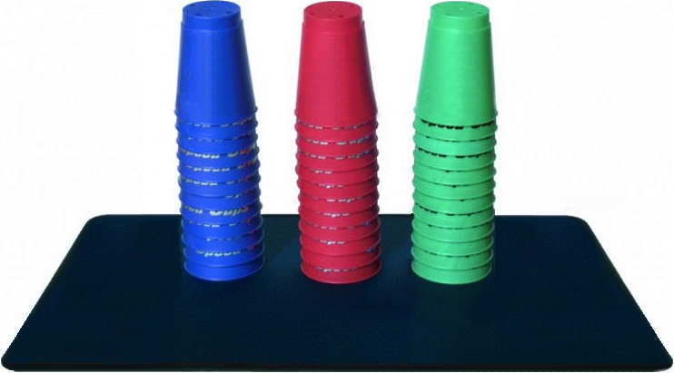 Drei Stapel Speedstack-Becher in den Farben Blau, Rot und Grün, platziert auf einer schwarzen Matte, verwendet für Geschwindigkeitsspiele.