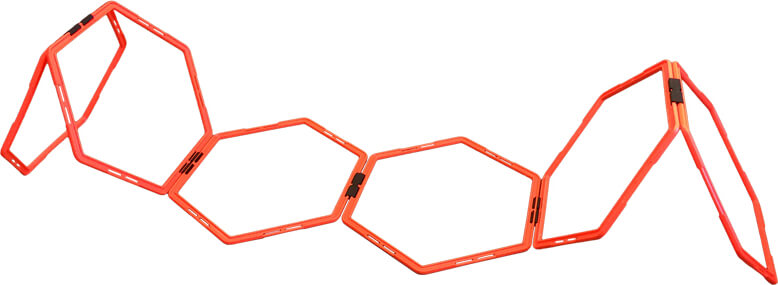 Diese orangefarbene, faltbare Fitness-Hürde besteht aus mehreren sechseckigen Segmenten, ideal für das Agility-Training.