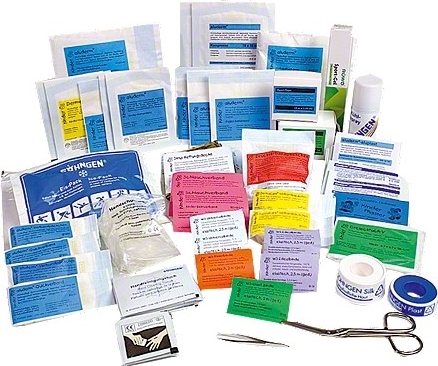 Vielfältiges Erste-Hilfe-Set mit Verbandsmaterial, Pflastern, Schere und weiteren Artikeln für Notfälle