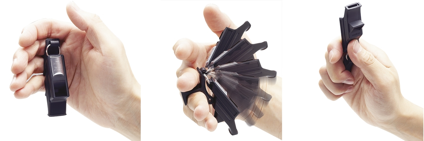 Taschenfächer in schwarz eingeklappt, geöffnet und gehalten in einer Hand