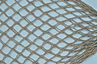 Nahaufnahme eines robusten Fischernetzes aus geflochtenen Naturfasern, ideal für den vielseitigen Einsatz im Wasser