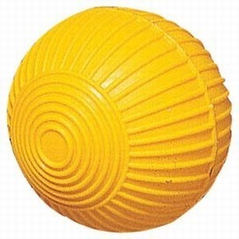 Gelber Ball mit geriffelter Oberfläche aus Kunststoff
