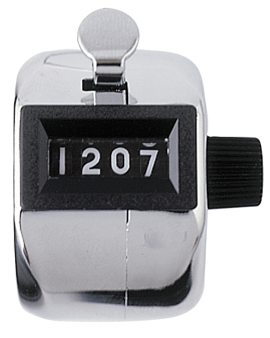 Nahaufnahme eines mechanischen Handzählergeräts mit Zahlenanzeige 1207 in silbernem Gehäuse