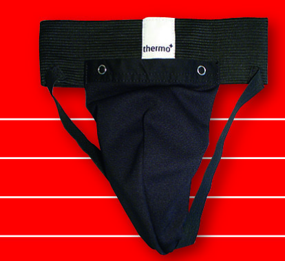 Ein schwarzer Tiefschutz mit breitem elastischem Bund vor rotem Hintergrund