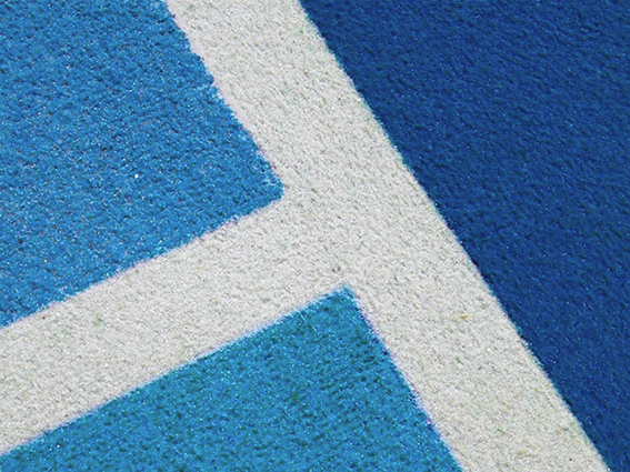 Nahaufnahme von blauen und weißen geometrischen Mustern auf einer texturierten Oberfläche