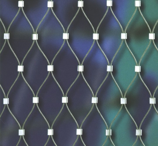 Nahaufnahme eines dekorativen Drahtseilnetzes mit regelmäßigen Quadratklemmen auf farbigem Hintergrund