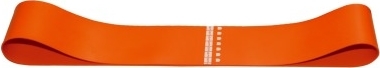 Orange Widerstandsband für Fitnessübungen und Krafttraining auf weißem Hintergrund