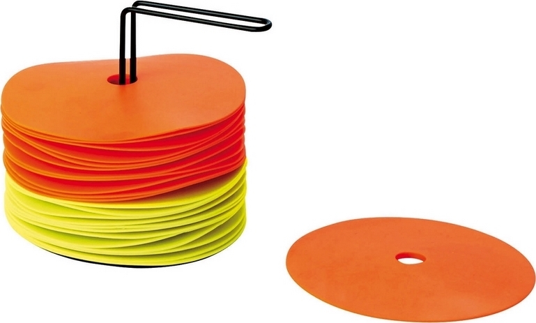 Ein Set aus orangefarbenen und gelben Markierungsscheiben für Sport- und Fitnessübungen, auf einem Ständer positioniert