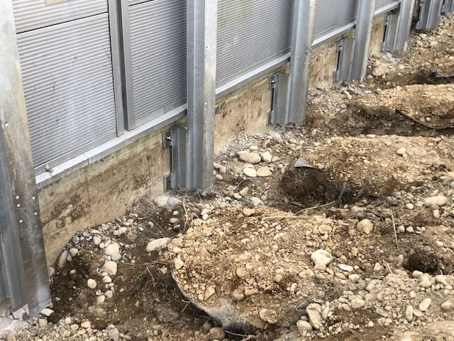 Stahlgerüst mit Gruben für Fundamentvorbereitung auf Baustelle