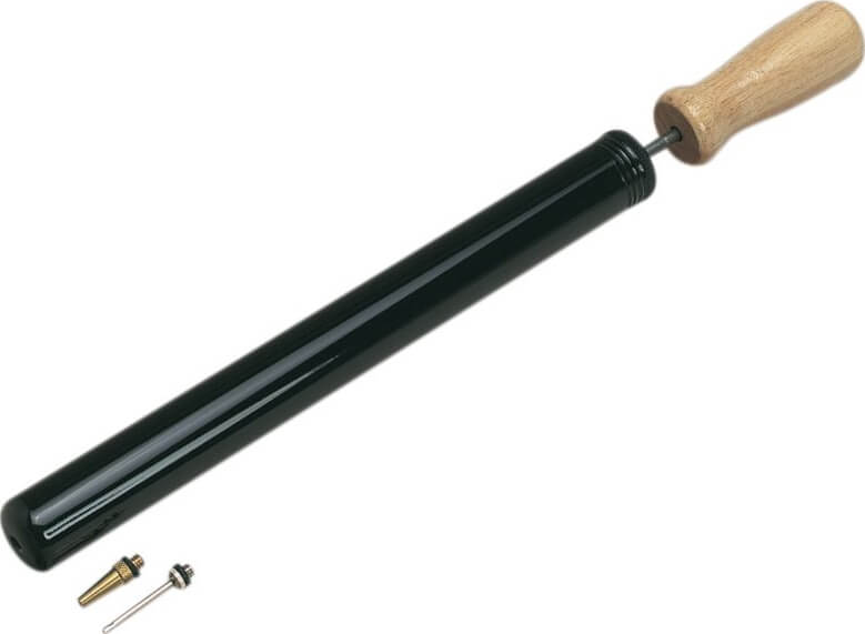 Manuelle Ballpumpe mit ergonomischem Holzgriff und zwei unterschiedlichen Ventilaufsätzen