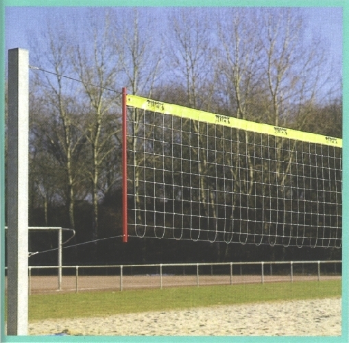 Ein aufgebautes Volleyballnetz auf einem Sandplatz im Freien, umgeben von Bäumen und einem leeren Hintergrundfeld.
