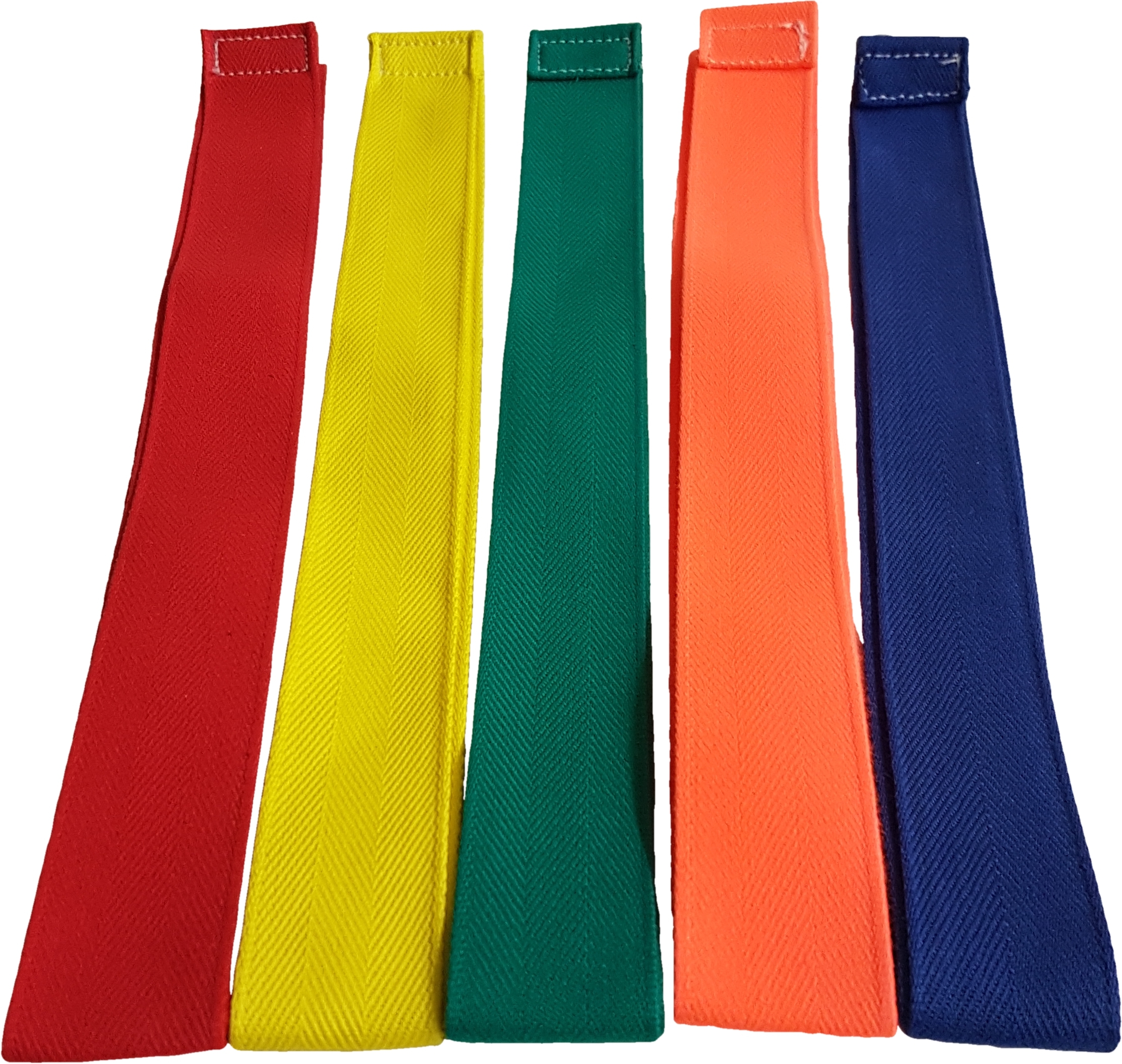 Fünf elastische Bänder in den Farben Rot, Gelb, Grün, Orange und Blau nebeneinander