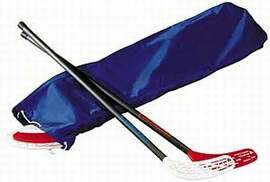 Due mazze da floorball con pala rossa e una borsa da trasporto blu