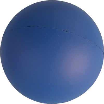 Balle anti-stress en mousse bleue sur fond blanc