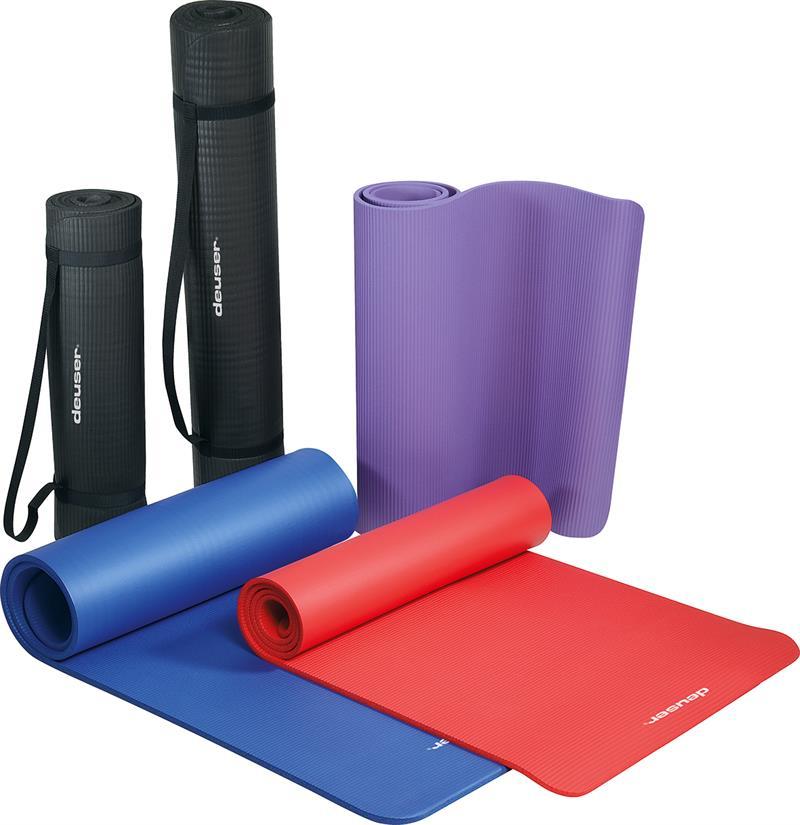 Verschiedene farbige Gymnastikmatten, darunter Schwarz, Blau, Rot und Lila, ideal für Yoga und Fitnessübungen.