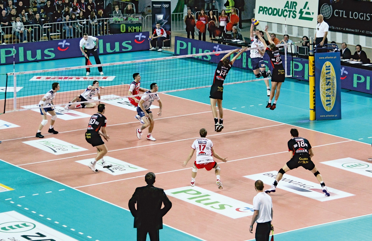 Ammirate un'azione di gioco durante un'intensa partita di pallavolo