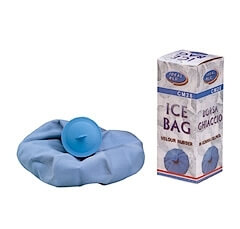 Ein blauer, wiederverwendbarer Eisbeutel neben der Verpackung, ideal zur Kühlung bei Verletzungen.
