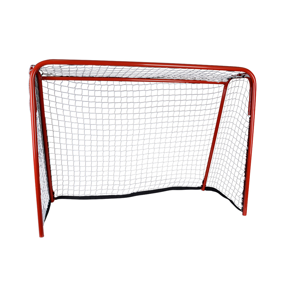 Freistehendes Eishockeytor mit rotem Stahlrahmen und gespanntem Netz auf weißem Hintergrund