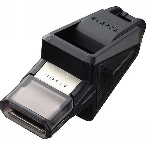 Schwarzer USB-Stick mit robustem Titanium-Gehäuse und Schutzkappe