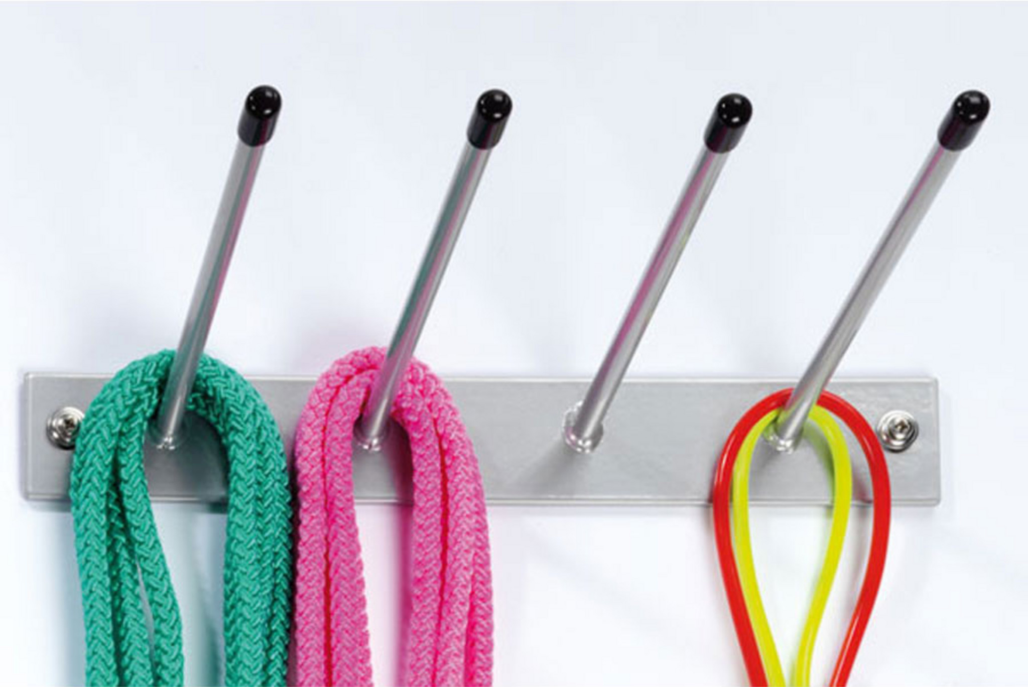 Metal Wandhakaan mit farbige Schnuur an däre Wand