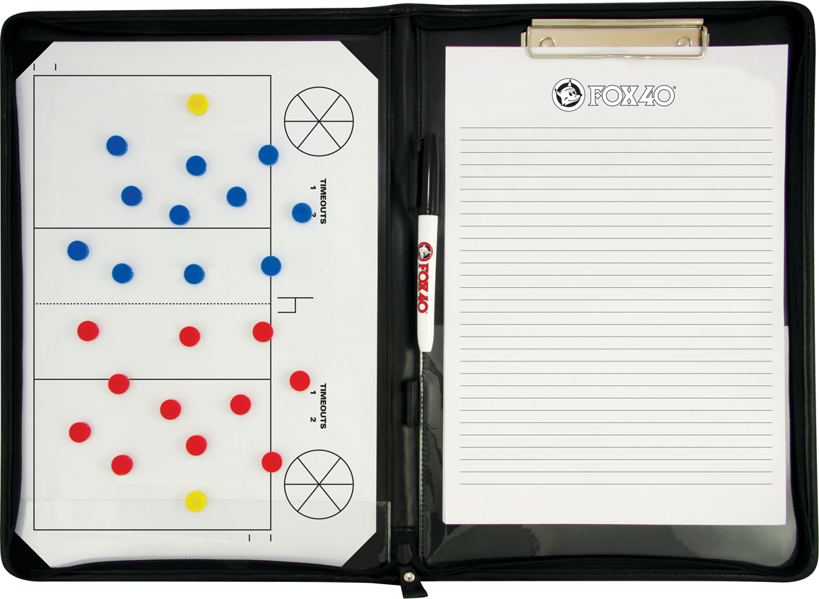 Offene Basketball-Taktikmappe mit Spielfeld, magnetischen Markern und Notizblock