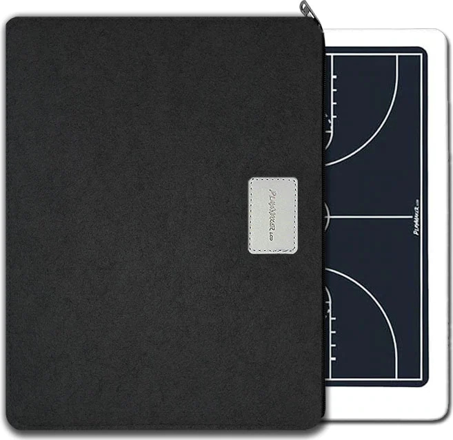 Schwarze Tablet-Hülle mit herausragendem Basketballfeld-Design im Inneren, ideal für den sportlichen Schutz Ihres Geräts.