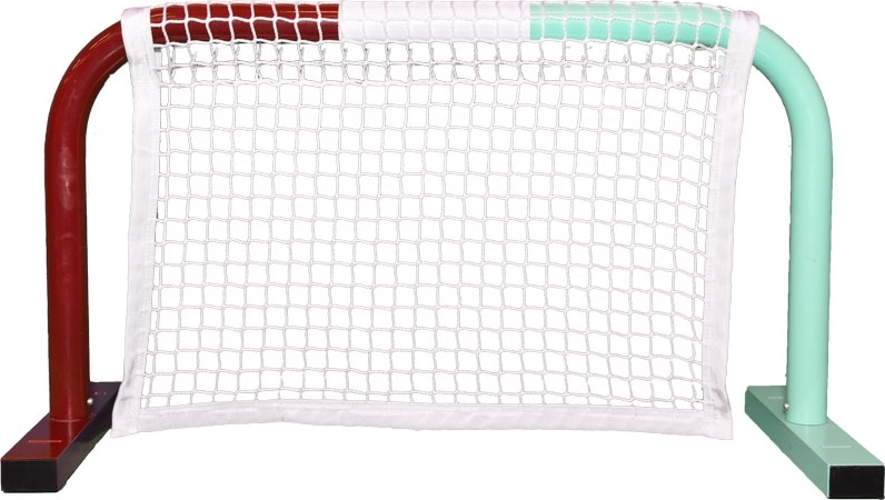 Kleines Eishockeytor mit roten und grünen Pfosten auf weißem Hintergrund