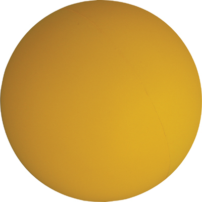 Une seule balle de ping-pong jaune sur fond blanc