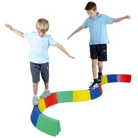 Zwei Kinder balancieren auf einem mehrfarbigen Balancierpfad und halten ihre Arme ausgestreckt zum Ausgleich.