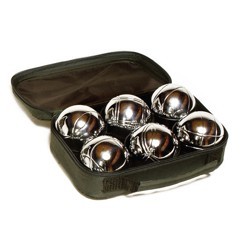 Sei bocce da petanque argentate in una borsa da trasporto nera