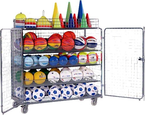Ein großer Drahtkorb auf Rollen, gefüllt mit verschiedenen Sportbällen und farbigen Kegeln. Ideal für Schulen und Sportvereine.